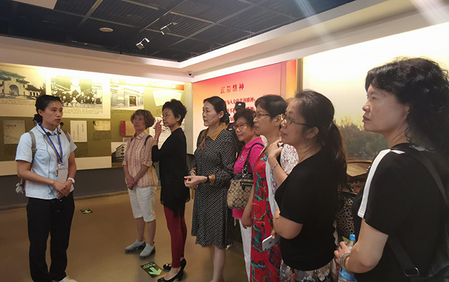 退休人员参观中共三大小图.jpg