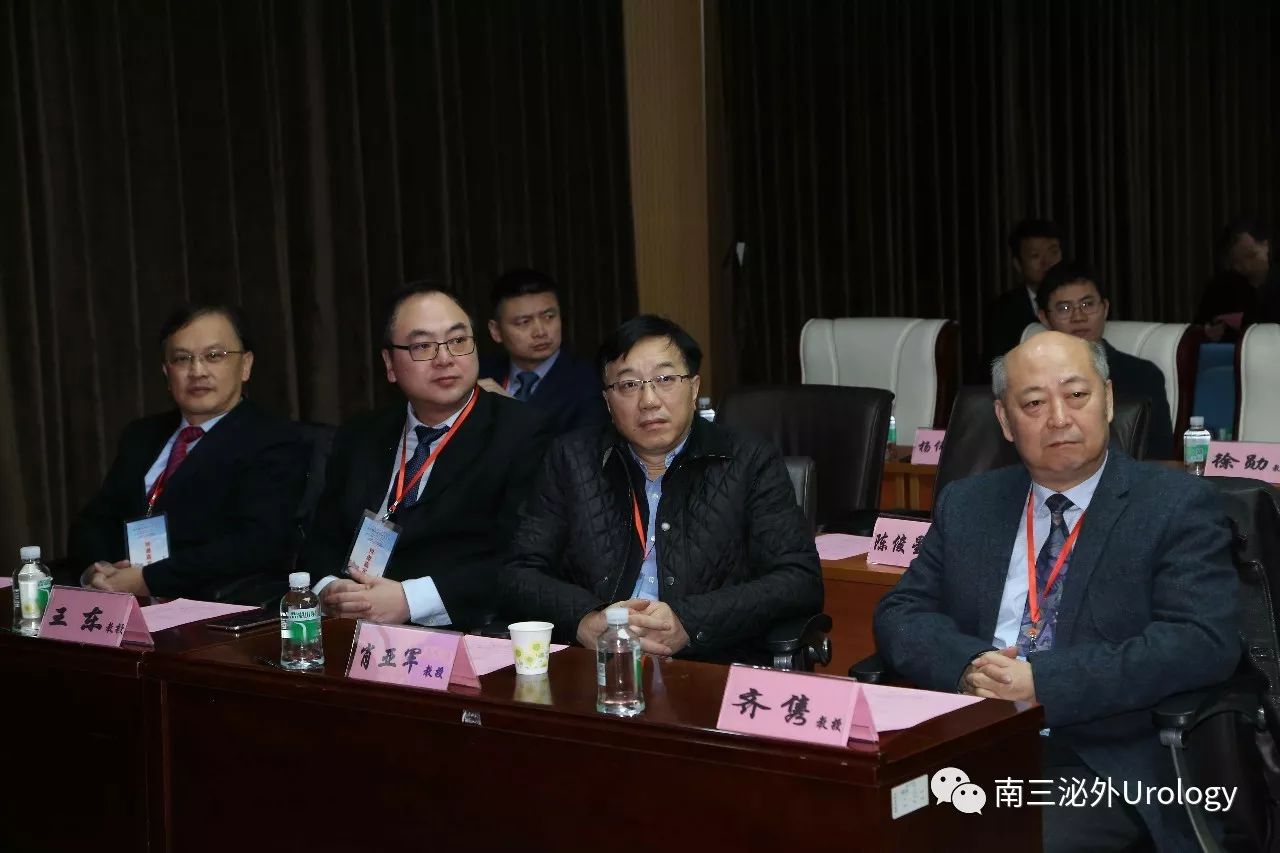 讨论专家：湖北省中医院泌尿外科高文喜教授、四川省人民医院机器人微创中心主任王东教授、华中科技大学协和医院泌尿外科肖亚军教授、上海交通大学新华医院泌尿外科齐隽教授.jpg