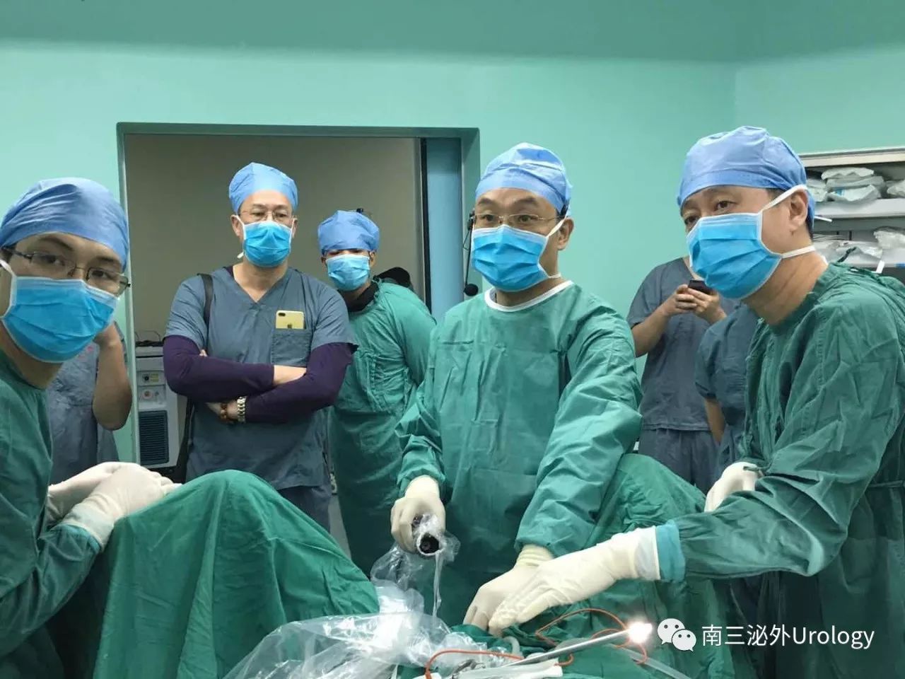 刘存东教授手术演示：经尿道前列腺柱状水囊扩开术.jpg