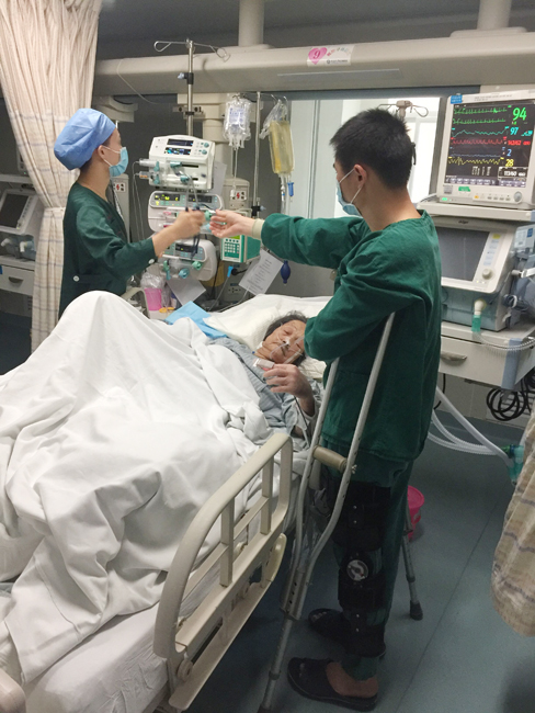 古医生拄拐值班111.jpg