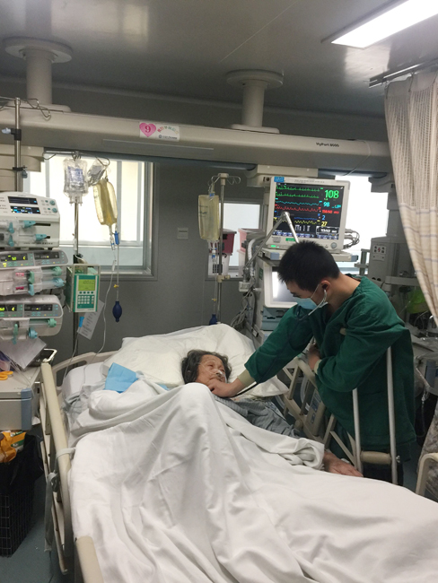 古医生拄拐值班333.jpg