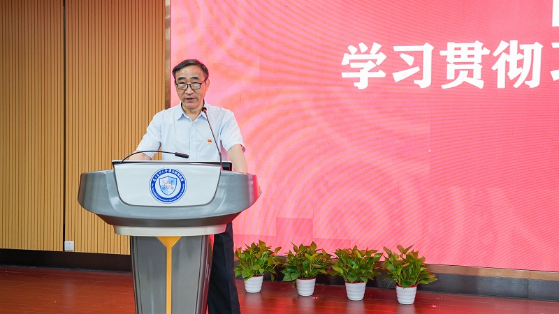 图3.蔡道章院长主持会议并作总结讲话.jpg